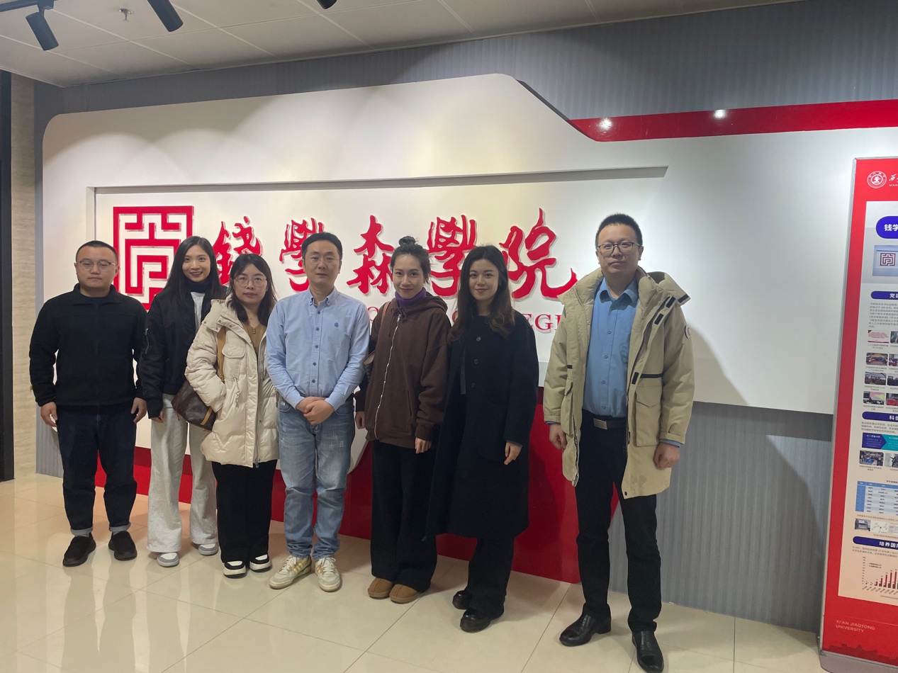 一群人站在一起描述已自动生成