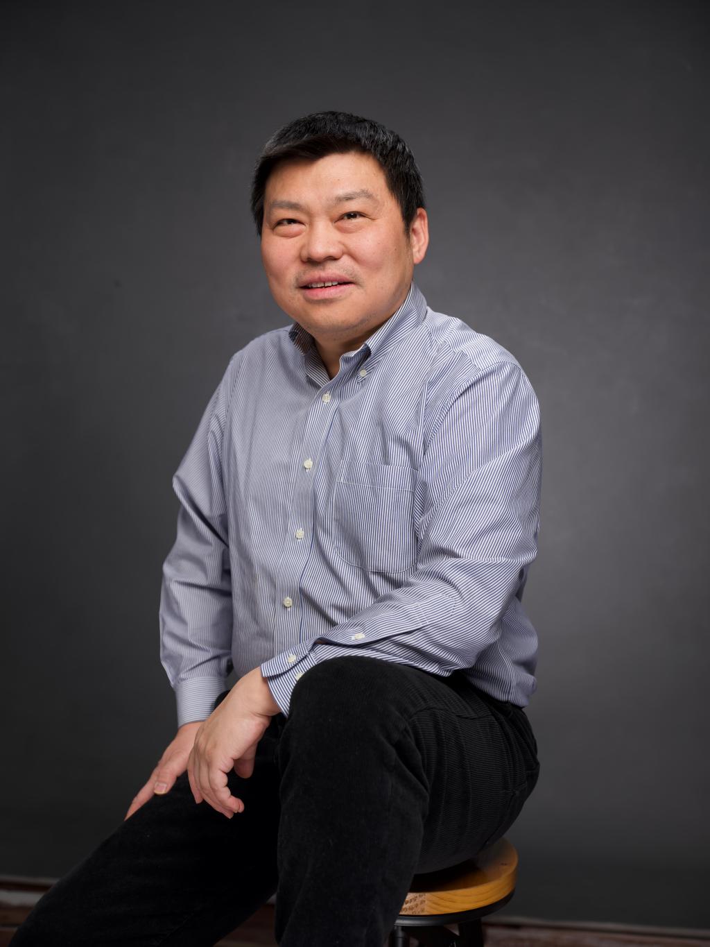 男人穿着衬衫描述已自动生成