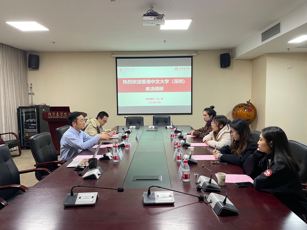 会议室里的人们描述已自动生成